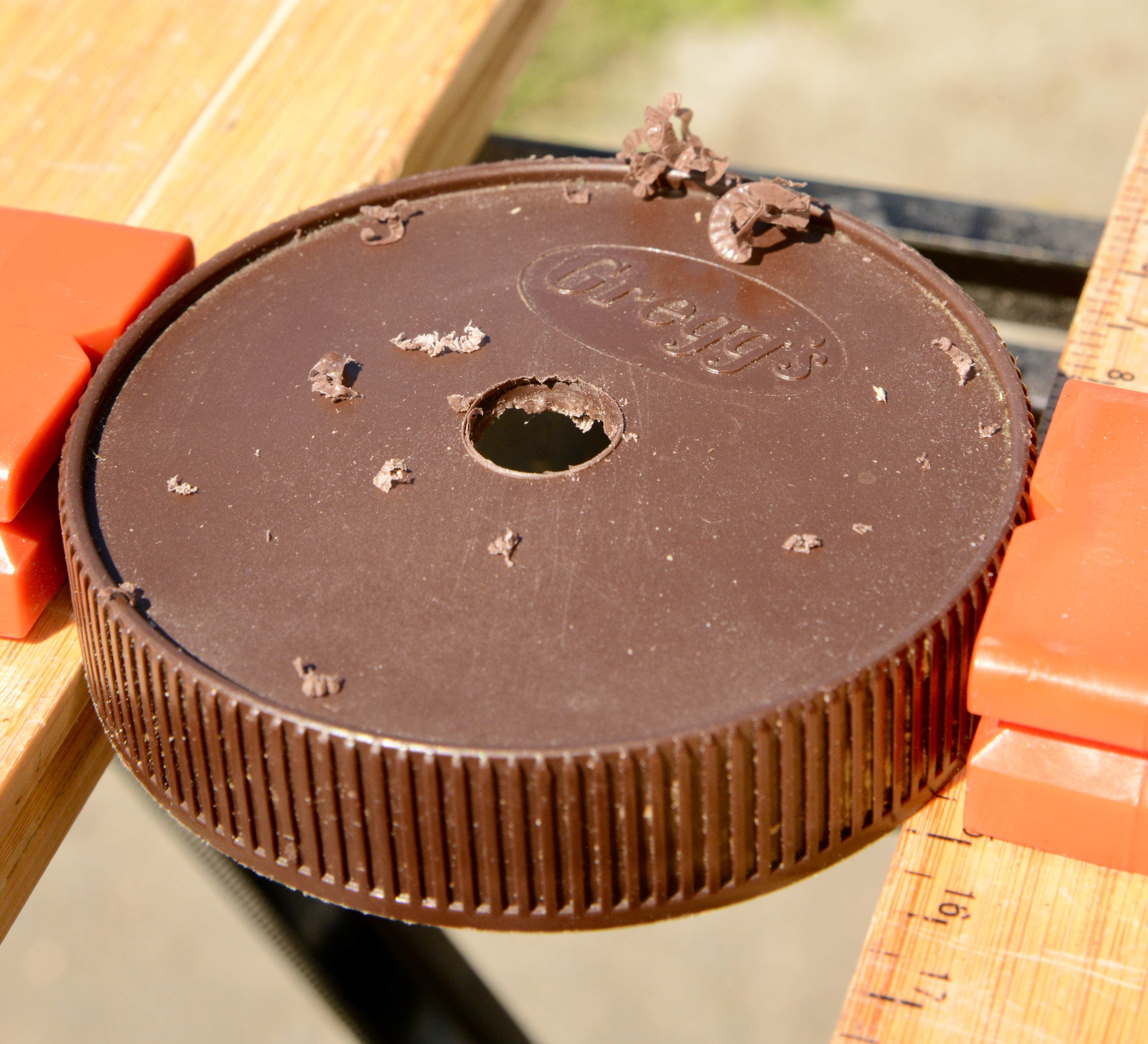 Lid with hole for airlock grommet